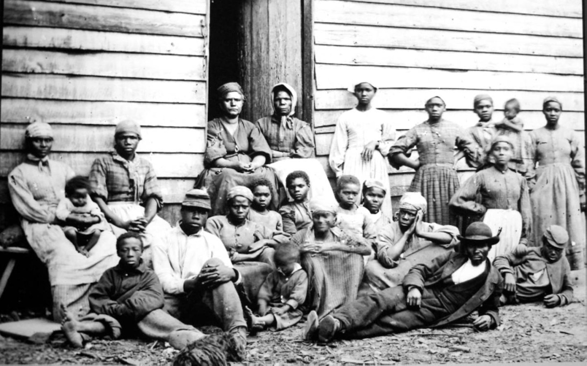 1777 -  ولاية جورجيا الأمريكية تلغي توريث العبيد كخطوة في اتجاه إلغاء الرق.