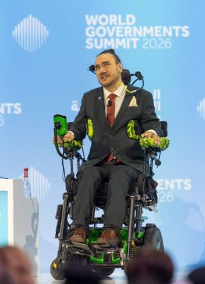 أول إنسان بشريحة دماغية يروي تجربته في القمة العالمية للحكومات