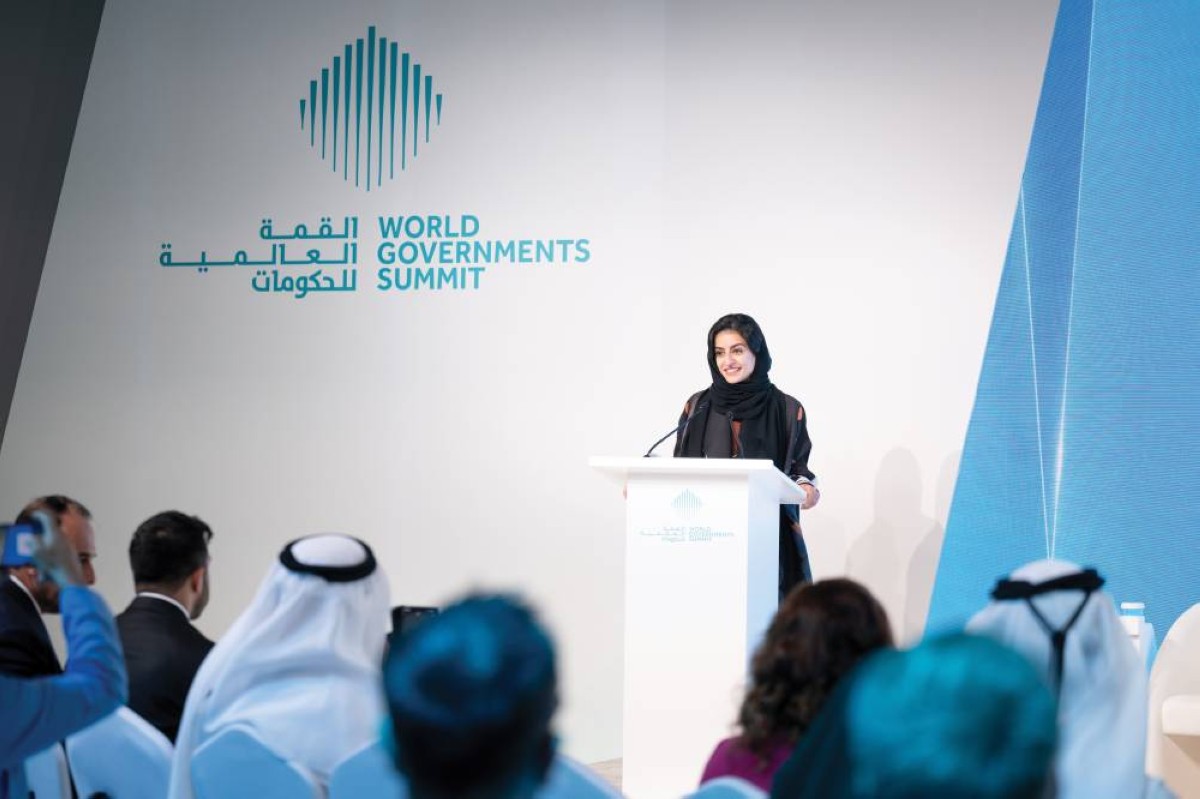 شيخة النويس متحدثة خلال الجلسة