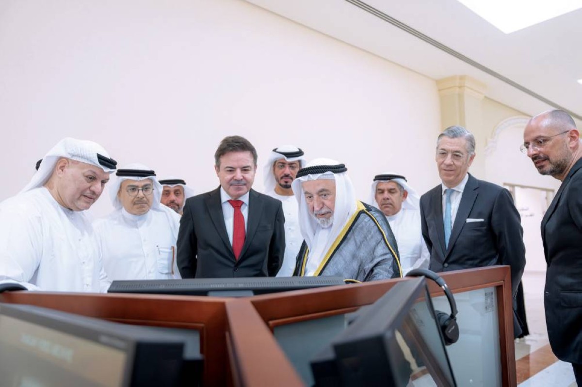حاكم الشارقة والوزير البرتغالي خلال جولة في أروقة دارة الدكتور سلطان القاسمي