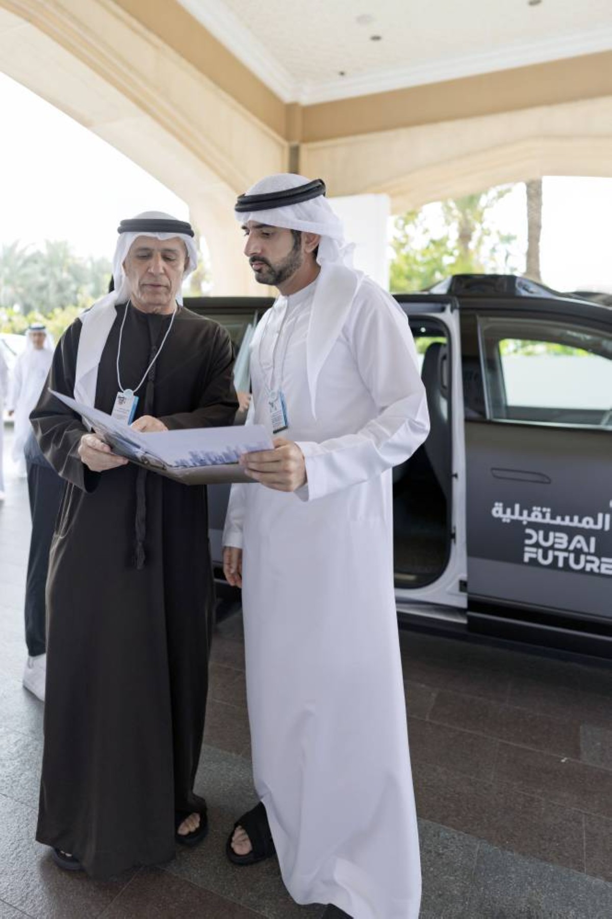 سموه يستمع لشرح حول الخدمة من مطر الطاير | 