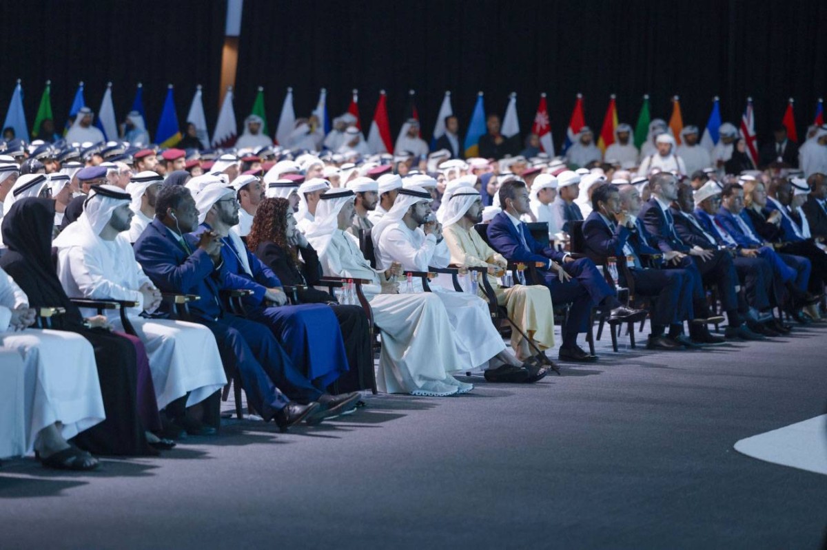 محمد بن راشد خلال حضوره جلسة «الحصن المنيع» بحضور حمدان بن محمد وفيوسا عثماني وسانتياغو بينيا ومنصور بن محمد ولطيفة بنت محمد وصقر غباش ومحمد القرقاوي والحضور