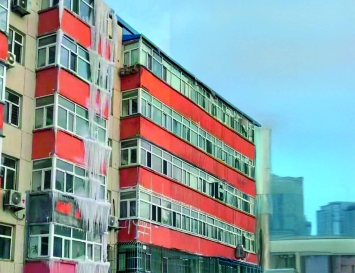 صنبور مفتوح يحوّل شارعاً لـ«حلبة تزلج»