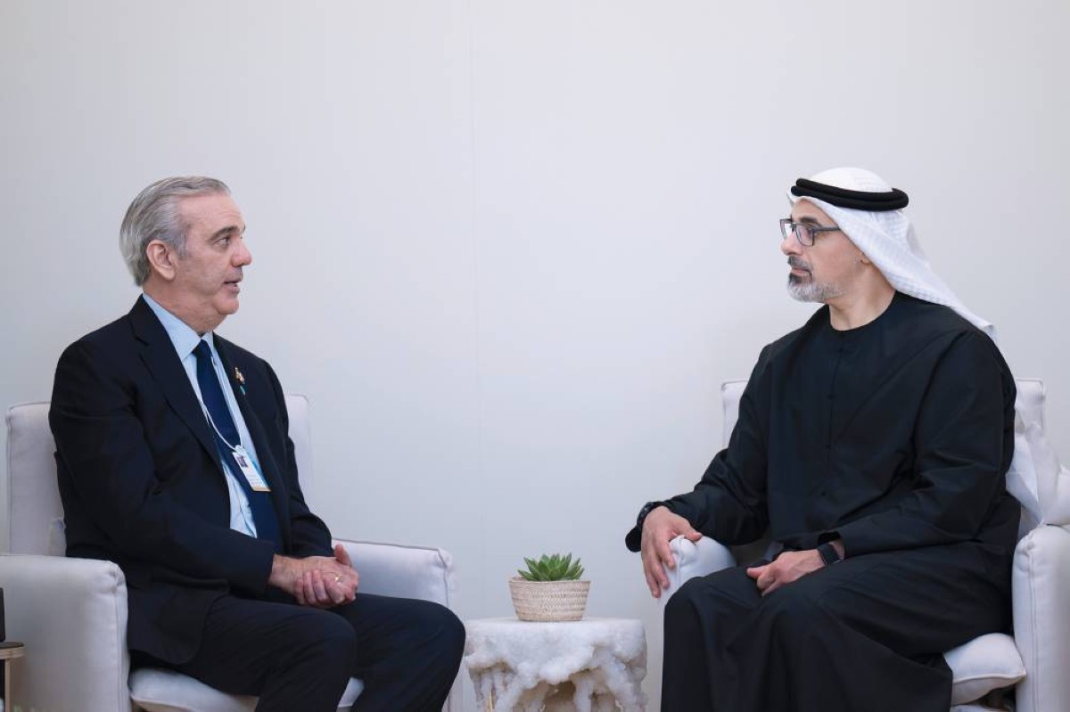 خالد بن محمد خلال لقائه لويس أبي نادر 