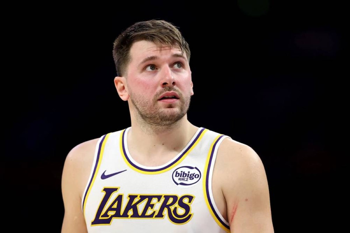 دونتشيتش يتعرض لإصابة في فوز ليكرز على فيلادلفيا بدوري السلة الأمريكي