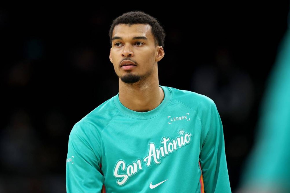 ويمبانياما يقود سبيرز للفوز على مافريكس بالدوري الأمريكي للسلة