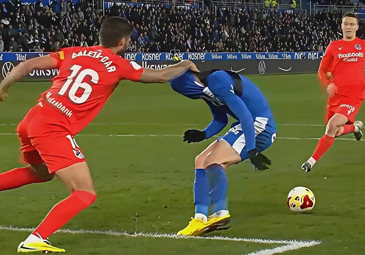 الأغرب منذ 100 عام.. ركلة جزاء غير معتادة تشهدها الملاعب الإسبانية (فيديو)