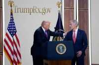 ترامب يطلق منصة TrumpRx لخفض أسعار الأدوية النقدية في الولايات المتحدة