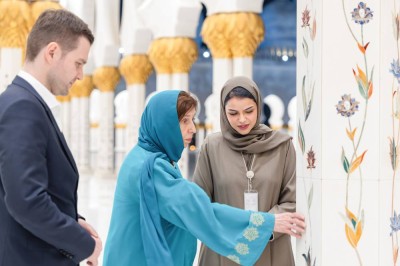 غوردانا دافكوفا خلال تجولها في الجامع