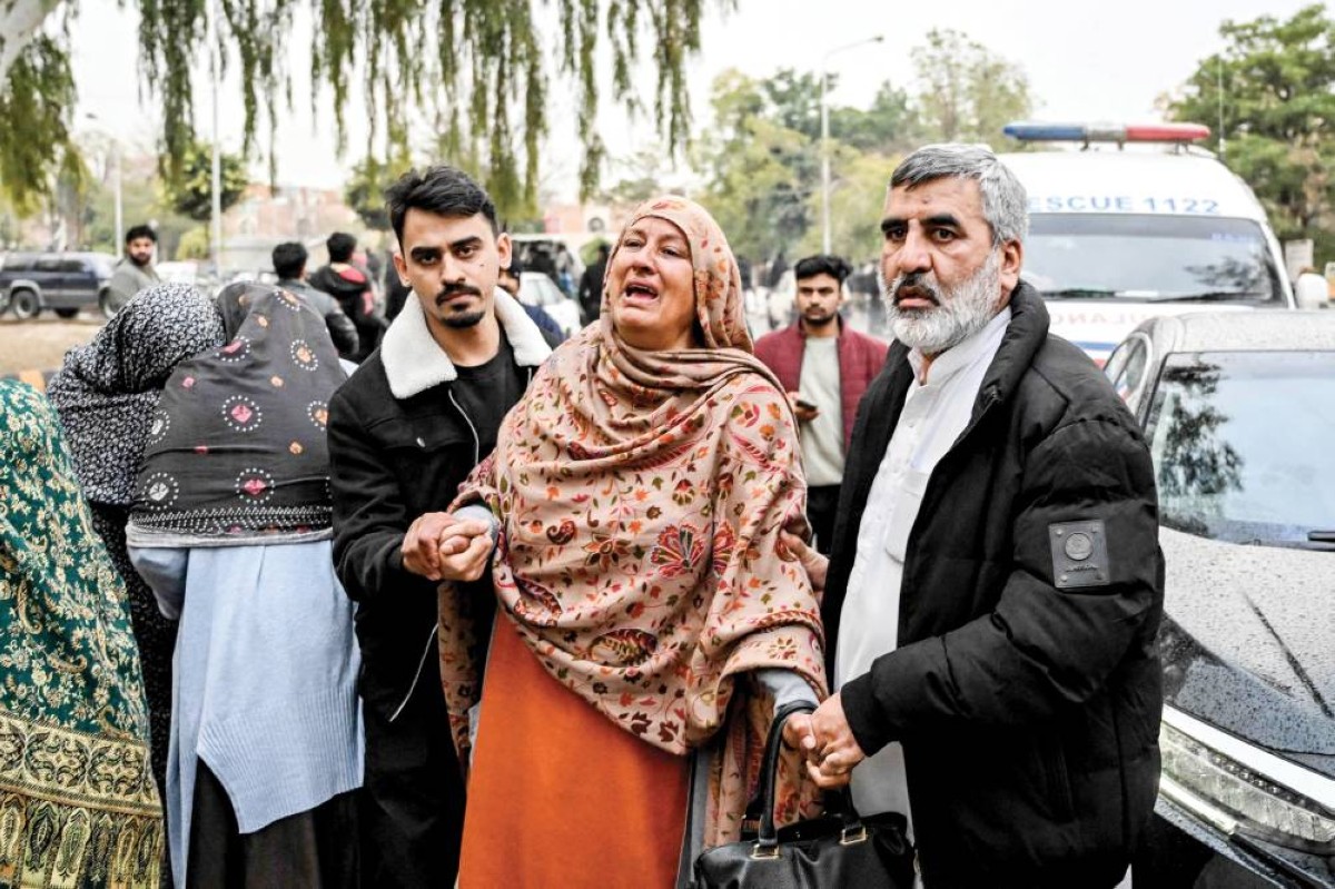عائلات لضحايا التفجير الانتحاري تترقب خارج مستشفى في إسلام أباد