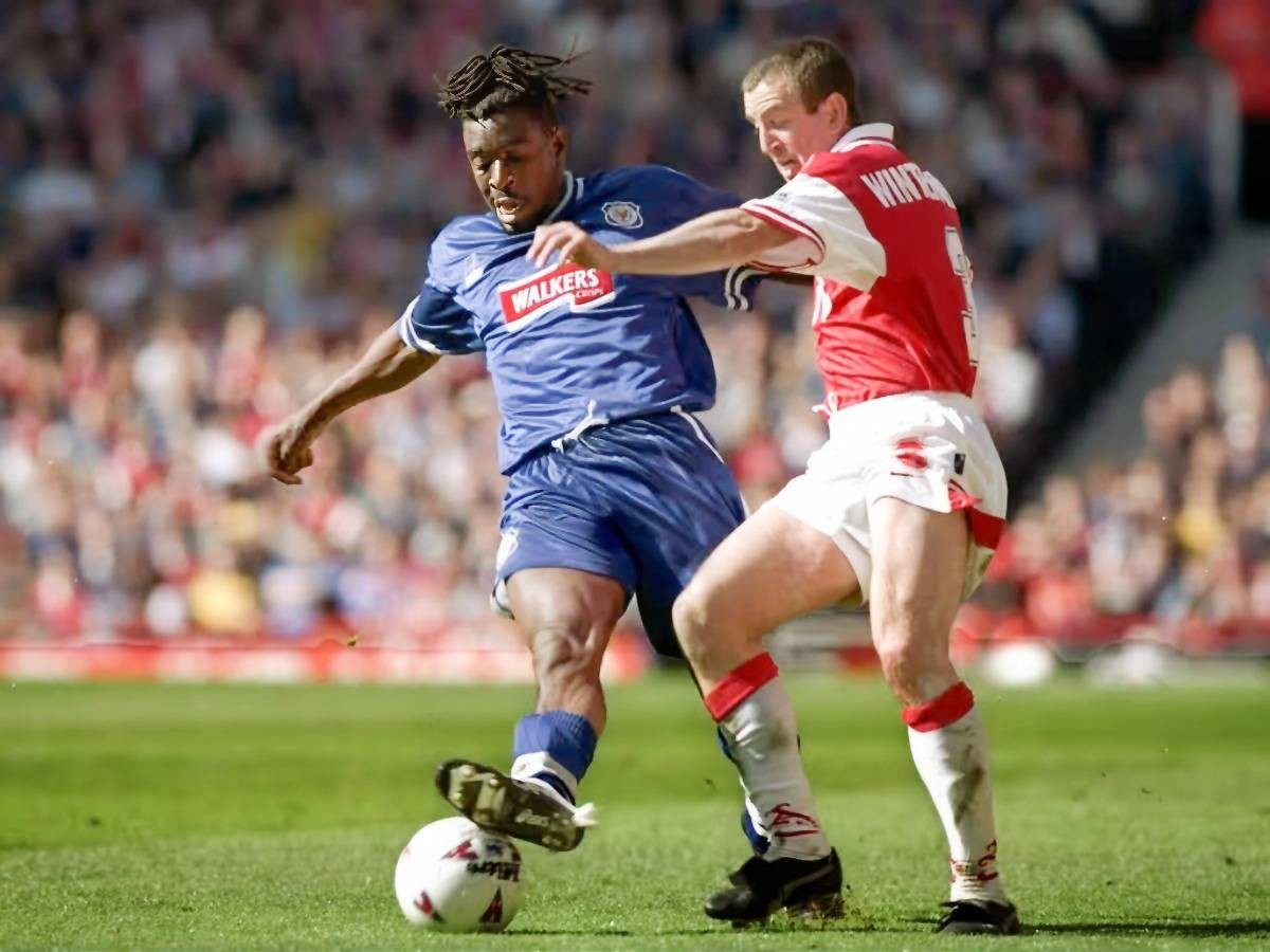 «قصة لورانس».. مسيرة فريدة من السجن إلى الدوري الإنجليزي الممتاز