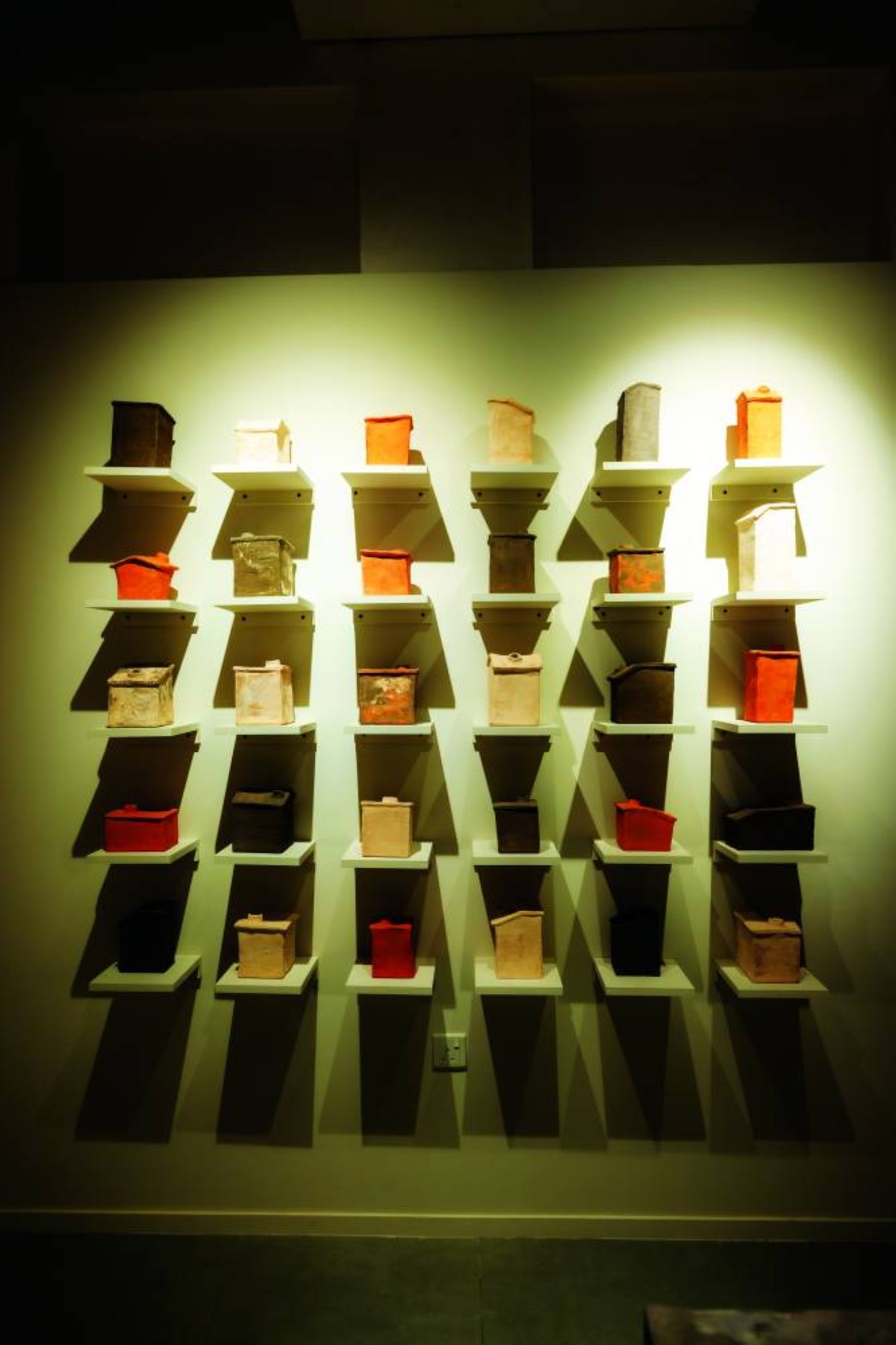  أعمال فنية متنوعة عرضت في «بيت الخزف» ضمن فعاليات مهرجان سكة للفنون والتصميم 