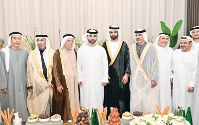 منصور بن محمد خلال حفل الزفاف بحضور صلاح تهلك والعريس وذويه