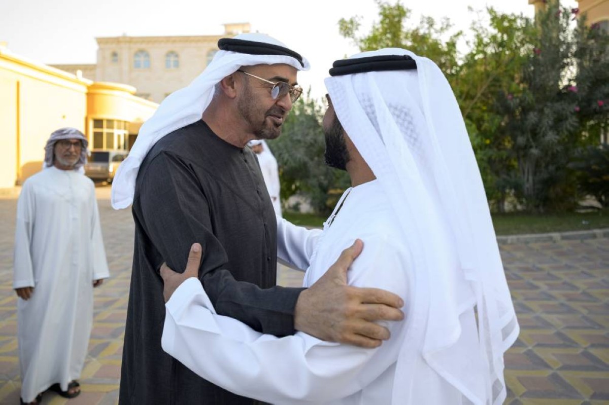  محمد بن زايد خلال زيارة سيف المنصوري بحضور عيسى المزروعي 