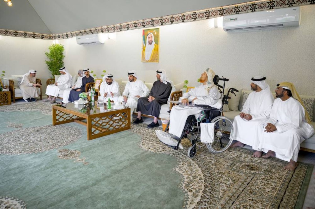  محمد بن زايد خلال الزيارة بحضور حمدان بن زايد وحمدان بن محمد بن زايد وعيسى المزروعي وأحمد المزروعي 