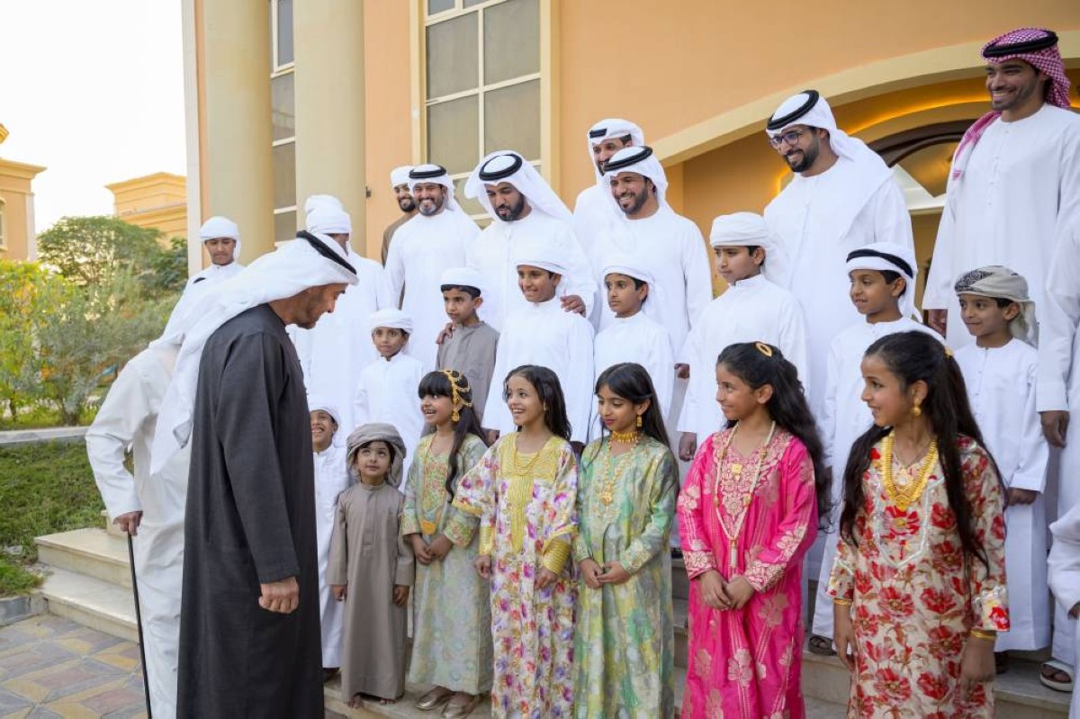  رئيس الدولة في لقطة مع أجيال مختلفة خلال زيارة الشاعر سيف المنصوري في منزله 