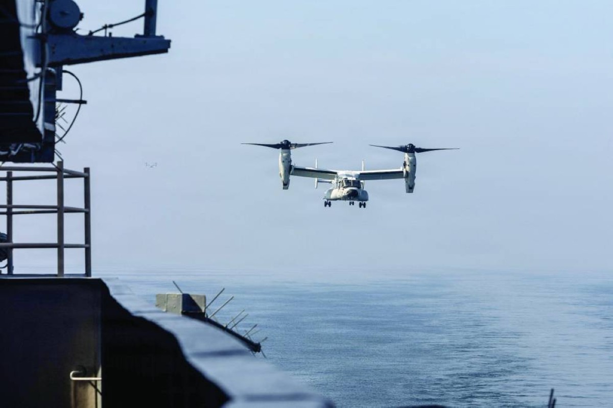 طائرة «سي إم في 22 بي» تستعد للهبوط على سطح حاملة الطائرات أبراهام لينكولن