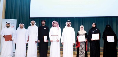 خلال تكريم الشعراء المشاركين في الأمسية