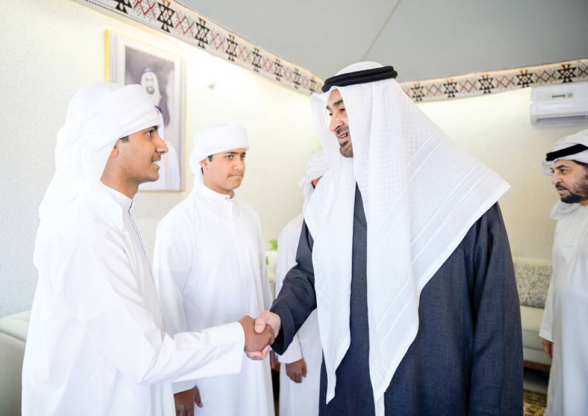  رئيس الدولة خلال الزيارة بحضور حمدان بن زايد 