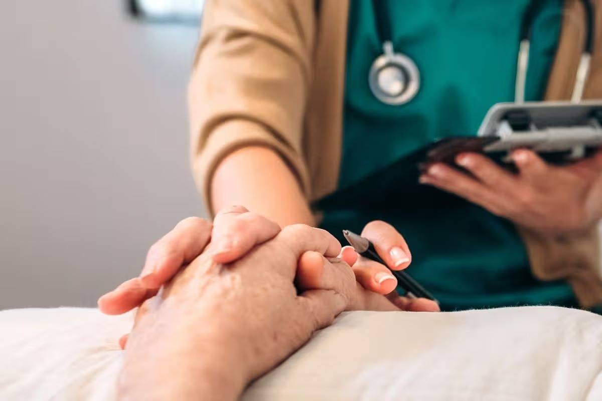 مفاجأة آخر الحواس.. ماذا يحدث للإنسان في لحظات ما قبل الموت؟