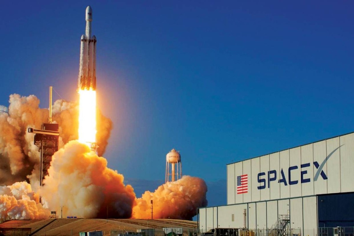 «سبيس إكس» تستهدف بناء «مدينة ذاتية النمو» على القمر