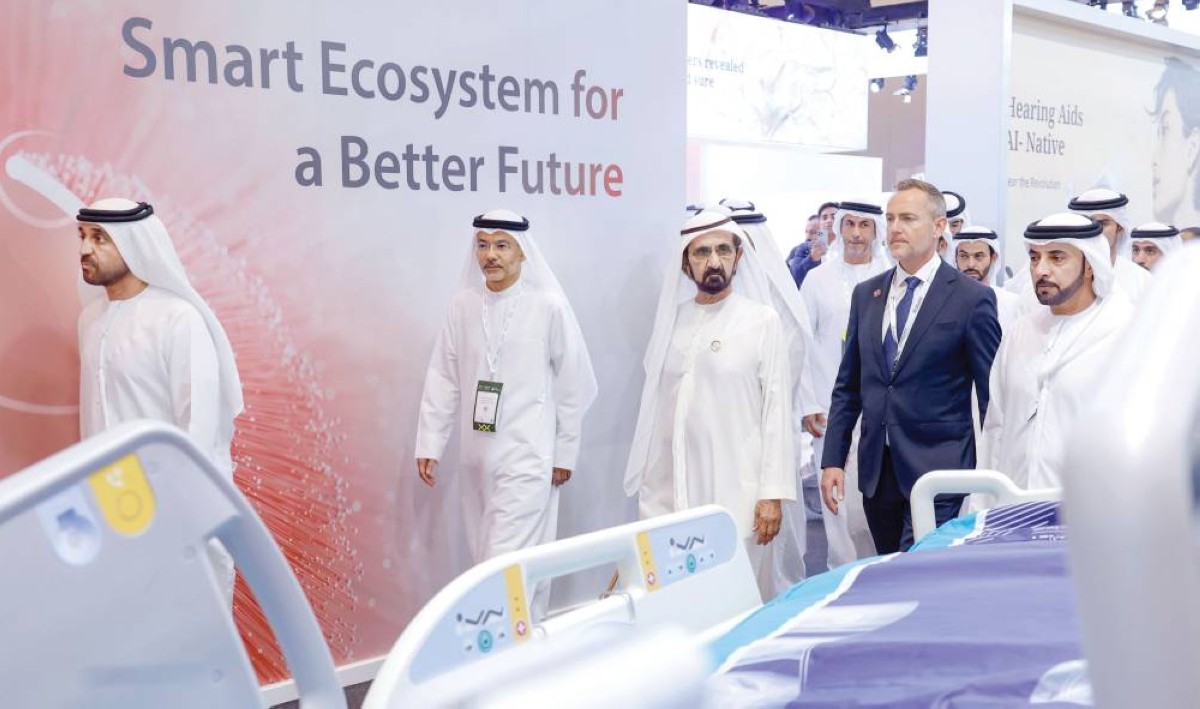 سموه خلال تجوله في المعرض بحضور علوي الشيخ وخليفة سليمان وسلطان السبوسي