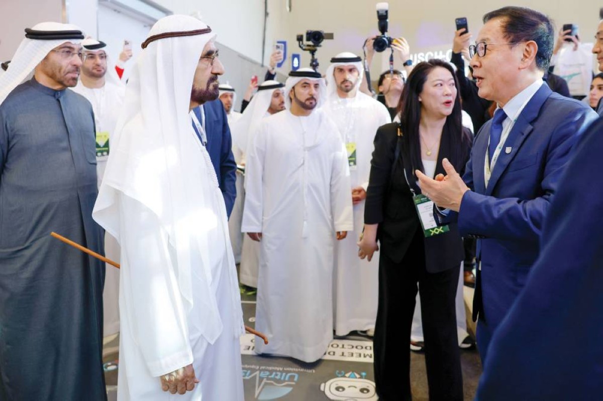 محمد بن راشد يستمع إلى شرح من أحد العارضين بحضور أحمد الصايغ وسلطان السبوسي