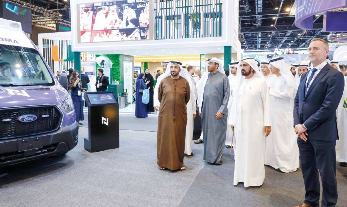 محمد بن راشد يطّلع على أحد الأجنحة المشاركة بالمعرض بحضور أحمد الصايغ وهلال المري وعلوي الشيخ 