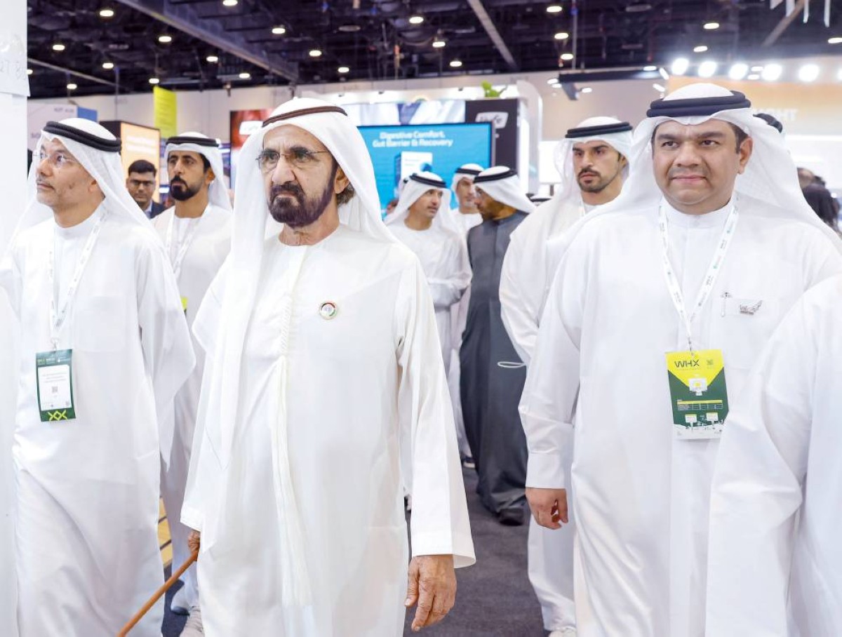 محمد بن راشد خلال تجوله في المعرض بحضور أحمد الصايغ وهلال المري وعلوي الشيخ وعامر شريف