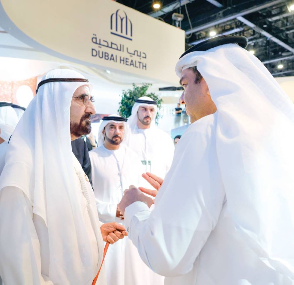 محمد بن راشد يستمع إلى شرح من عامر شريف بحضور سلطان السبوسي