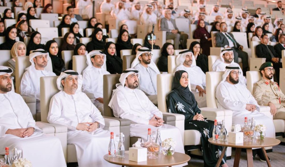 أحمد بن مسحار وعائشة ميران والمشاركون في الأسبوع التشريعي