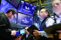 تباين «وول ستريت» في جلسة متقلبة.. ومكاسب للأسهم الأوروبية