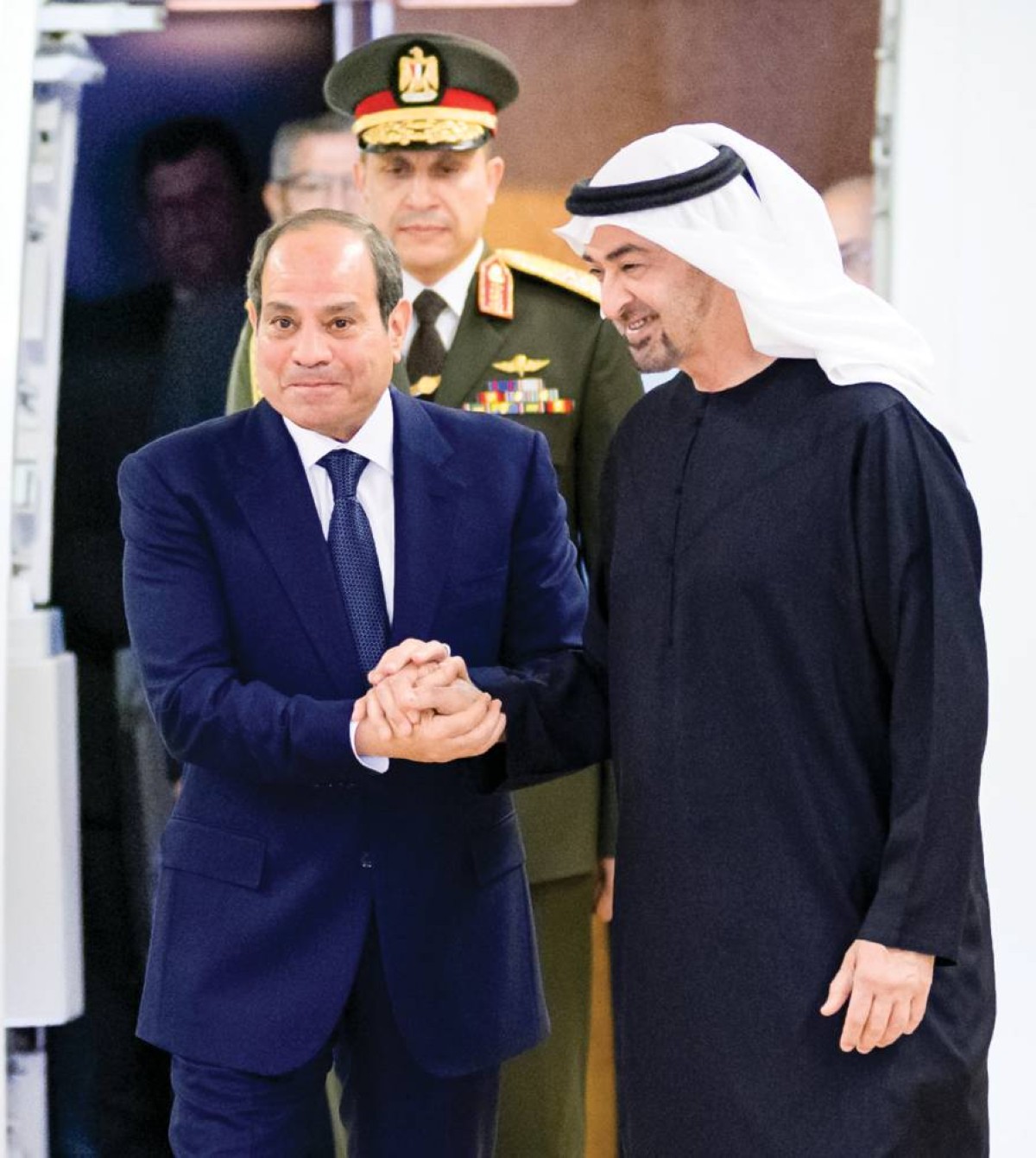  سموه مصافحاً الرئيس المصري 