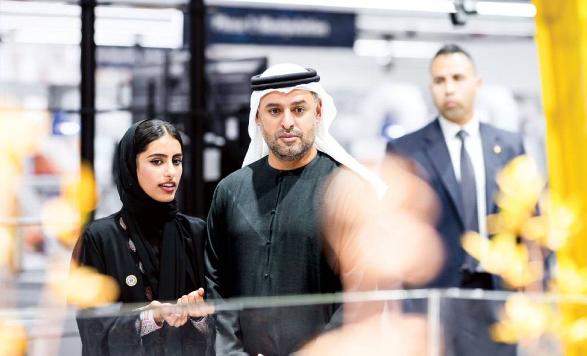  محمد بن حمد بن طحنون وسلامة بنت محمد بن حمد خلال زيارة جامعة محمد بن زايد للذكاء الاصطناعي 