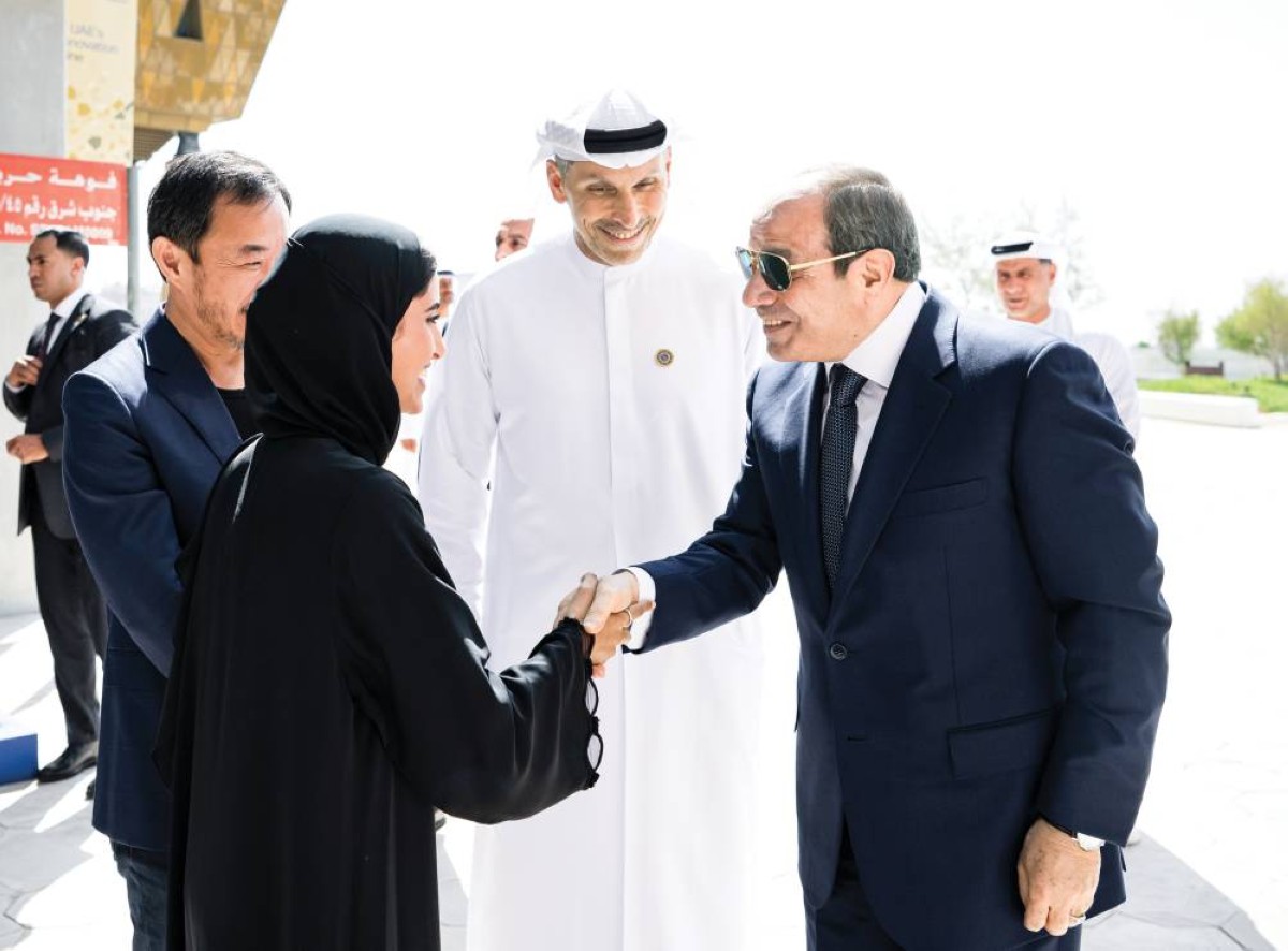  السيسي مصافحاً سلامة بنت محمد بن حمد خلال زيارته جامعة محمد بن زايد للذكاء الاصطناعي بحضور خلدون المبارك 