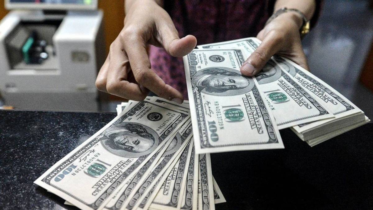الدولار يتراجع قبل صدور بيانات أمريكية والين يحافظ على مكاسبه
