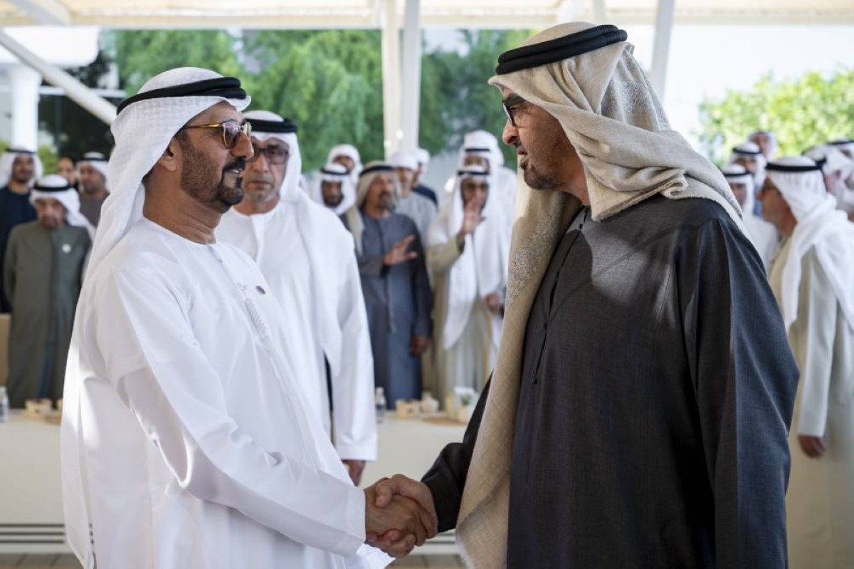  محمد بن زايد مصافحاً حسين الحمادي 