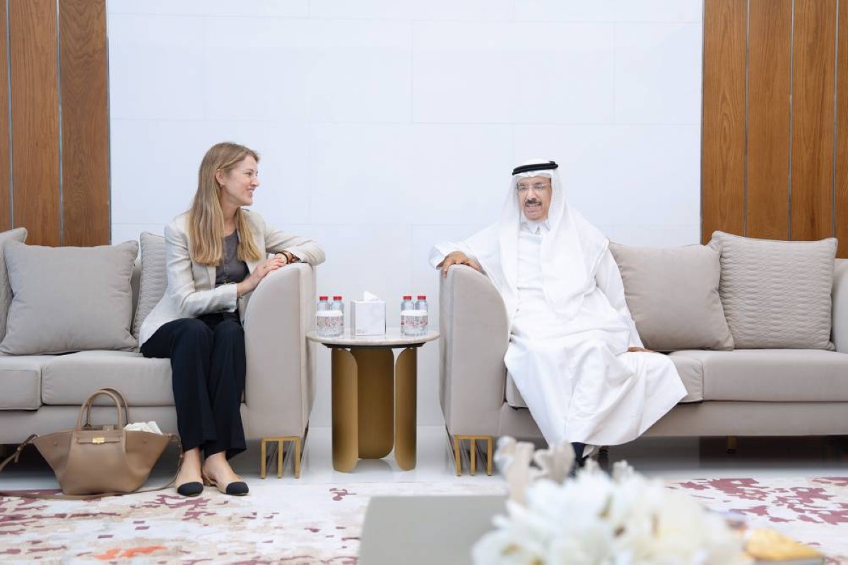 الدبلوماسية الإسبانية تزور المكتبة وتشيد بتصميمها وأقسامها