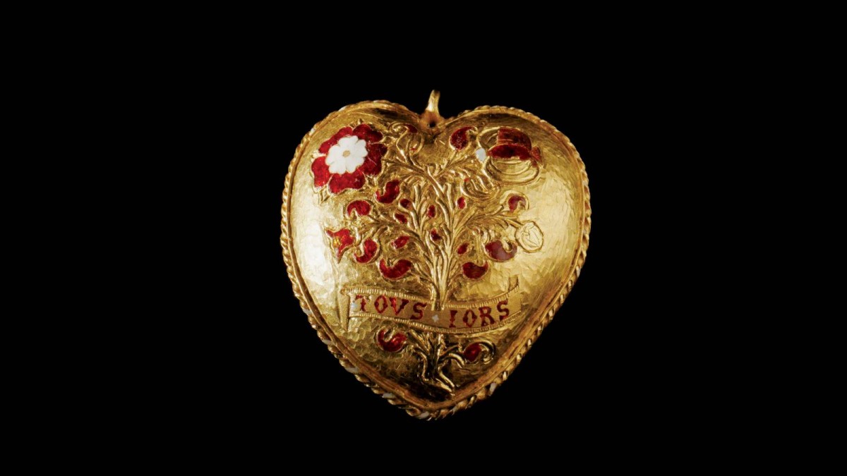 قلادة ذهبية نادرة