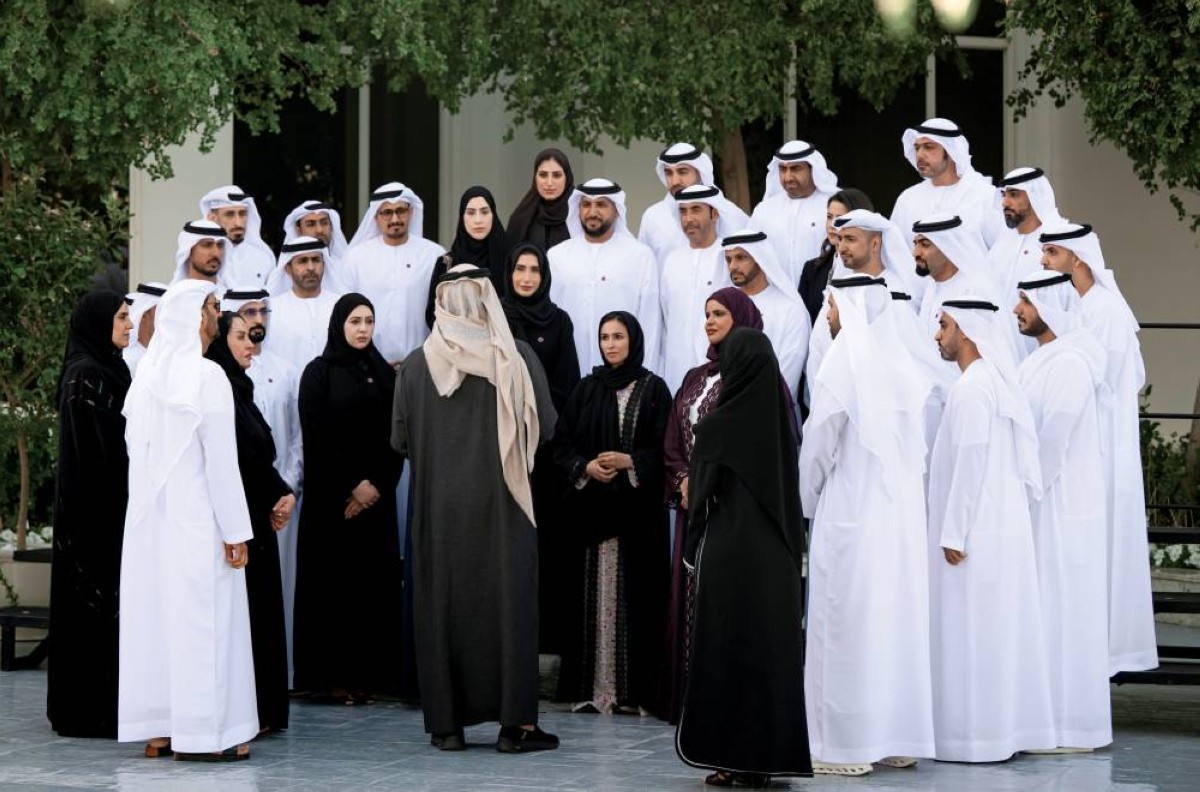  محمد بن زايد مخاطباً المشاركين في البرنامج بحضور حسين الحمادي 