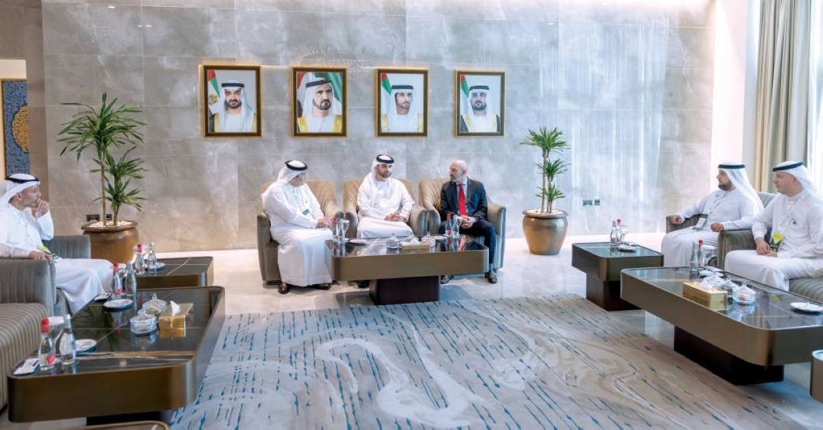 منصور بن محمد خلال لقائه عمر لطيف بحضور علوي الشيخ وعامر شريف 