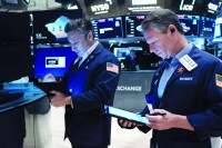 المؤشرات الأمريكية والأوروبية تحت حصار أسهم التكنولوجيا مجدداً