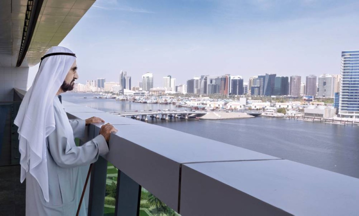 محمد بن راشد متأملاً خور دبي من شرفة مبنى النيابة