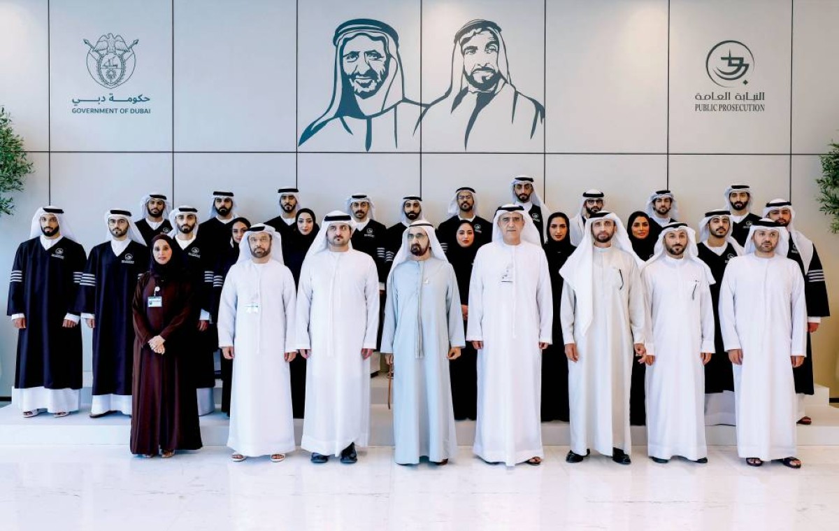 محمد بن راشد متوسطاً أعضاء النيابة العامة الجُدد بحضور مكتوم بن محمد ومحمد الشيباني وعصام الحميدان ويوسف المطوع وعبدالله السبوسي 