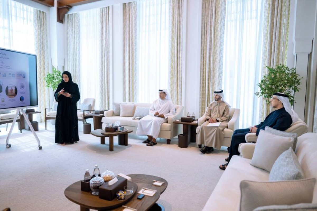 منصور بن زايد يستمع بحضور زايد بن حمد إلى العرض التقديمي من ريم الشمري