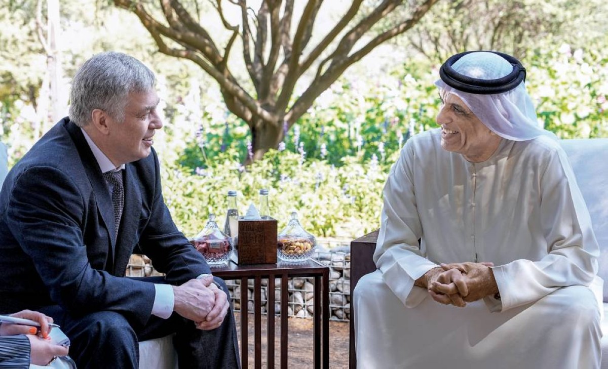 سعود بن صقر في حديث مع أليكسي روسكيخ خلال اللقاء