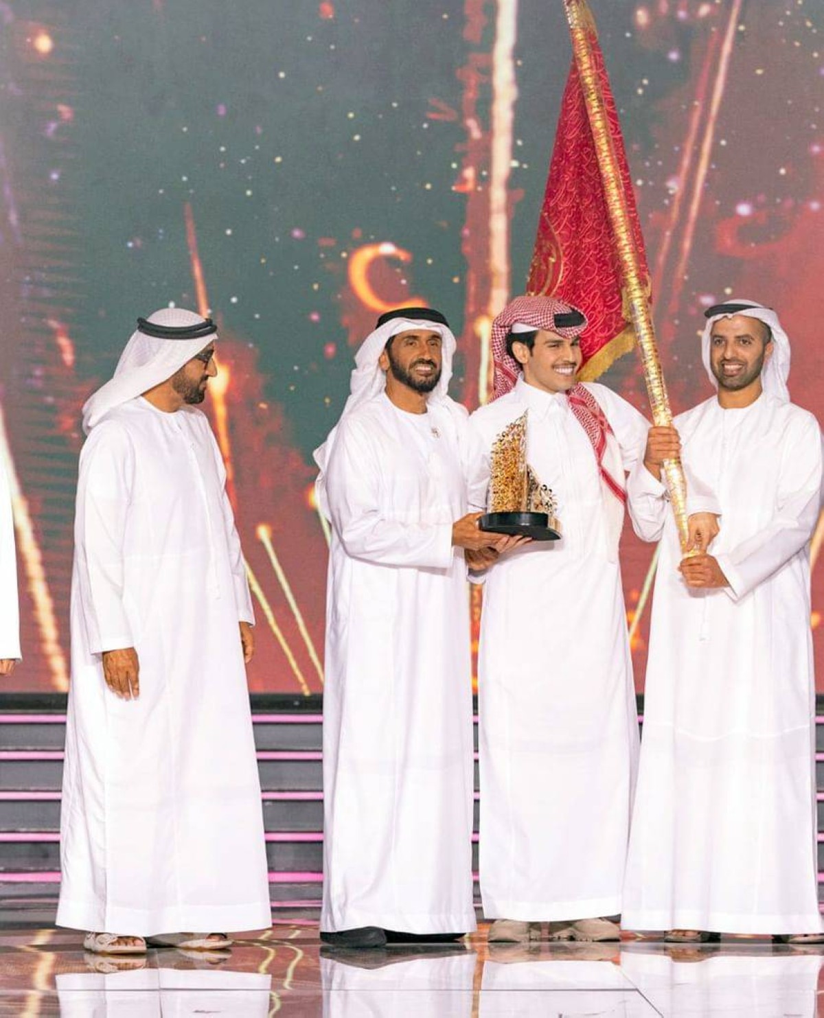 ولي عهد رأس الخيمة ونهيان بن زايد يتوجان الفائز في الموسم الـ12 لبرنامج شاعر المليون