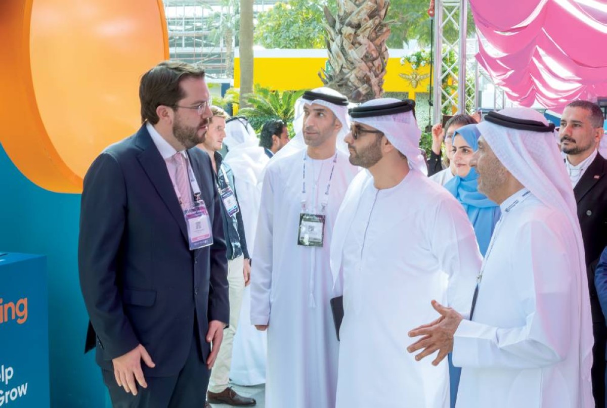 منصور بن محمد يستمع لأحد المشاركين بحضور ثاني الزيودي ومحمد الزرعوني وآمنة لوتاه 