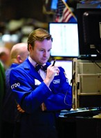 تحول أسهم أمريكا وأوروبا للتراجع تحت وطأة مخاوف التكنولوجيا