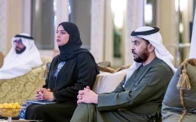 حمدان بن زايد خلال اللقاء بحضور آمنة الضحاك |